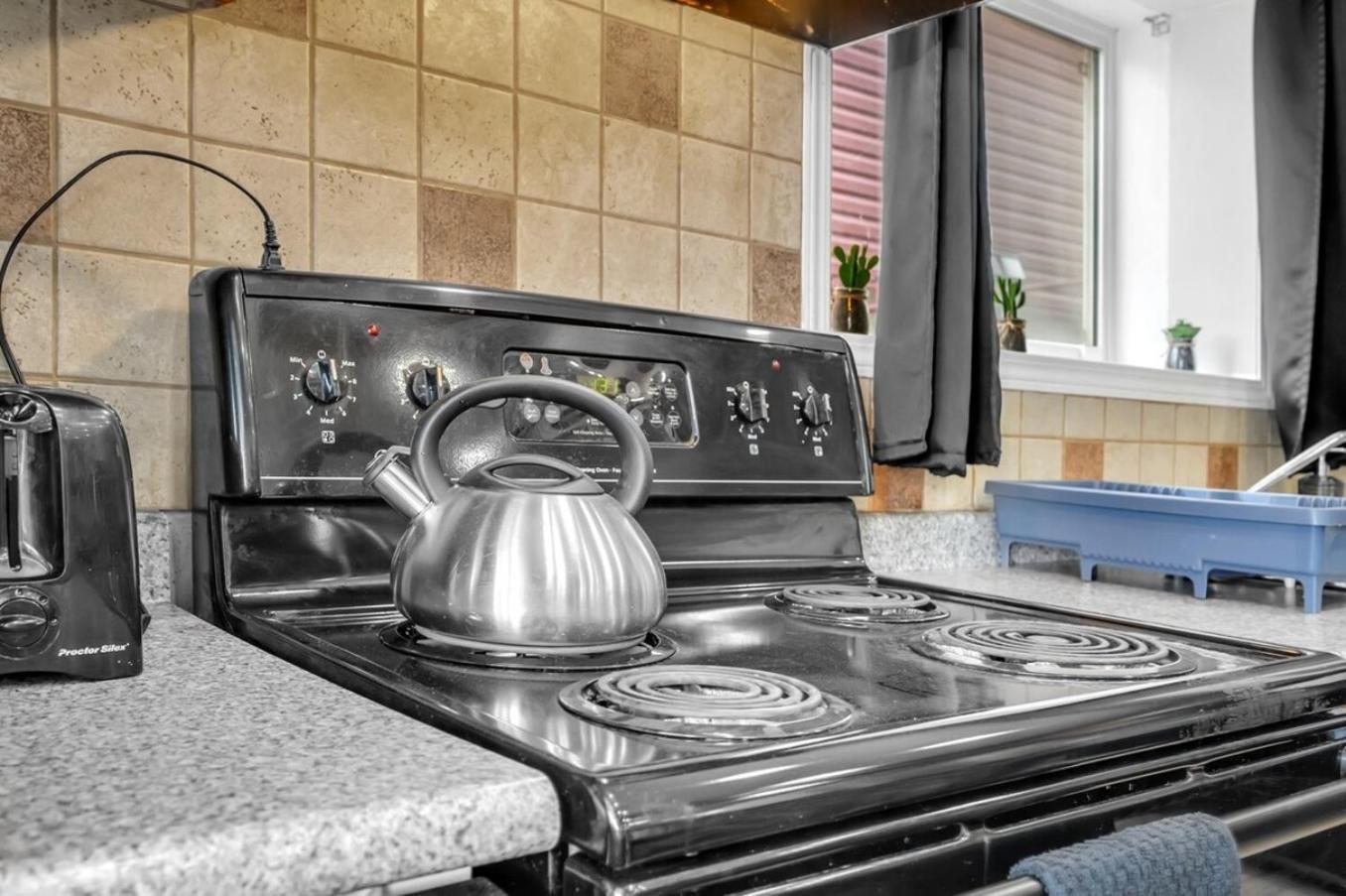 52-3 Bed Suite On Lake Central Ac By Airport YYC المظهر الخارجي الصورة