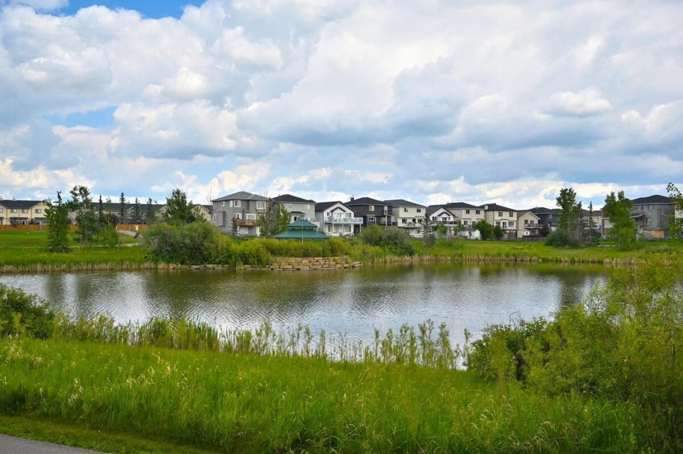 52-3 Bed Suite On Lake Central Ac By Airport YYC المظهر الخارجي الصورة